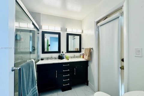 Casa en venta en Miami, Florida, 4 dormitorios, 167.13 m2 № 1986828 - foto 9