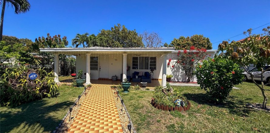 Дом в Майами, Флорида 3 спальни, 131.74м2 № 2051665