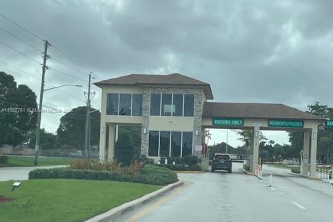 Copropriété à louer à Pembroke Pines, Floride: 2 chambres, 96.99 m2 № 1945042 - photo 1