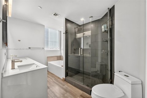 Condo in Miami, Florida, 2 bedrooms  № 1955148 - photo 13