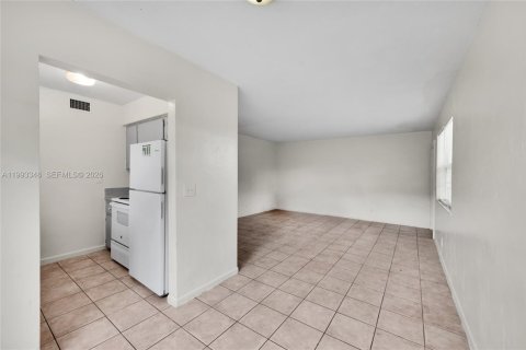 Casa en alquiler en Lauderhill, Florida, 2 dormitorios, 458.57 m2 № 2055613 - foto 9