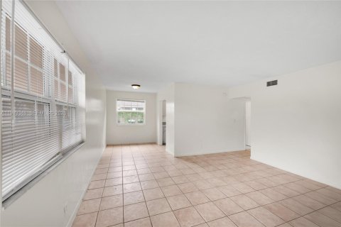 Casa en alquiler en Lauderhill, Florida, 2 dormitorios, 458.57 m2 № 2055613 - foto 4