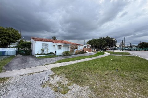 Дом в Майами, Флорида 4 спальни, 146.79м2 № 1978139