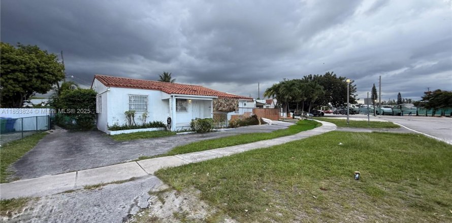 Дом в Майами, Флорида 4 спальни, 146.79м2 № 1978139