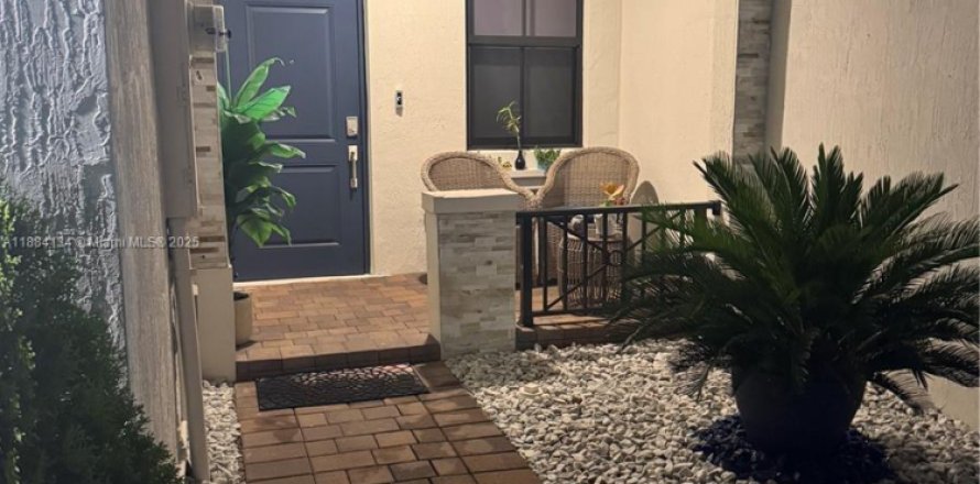 Adosado en Homestead, Florida 3 dormitorios, 123.65 m2 № 1931187