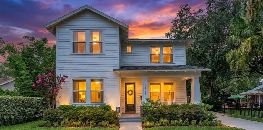 House in Lakeland, Florida 4 bedrooms, 211.07 sq.m. № 2195641