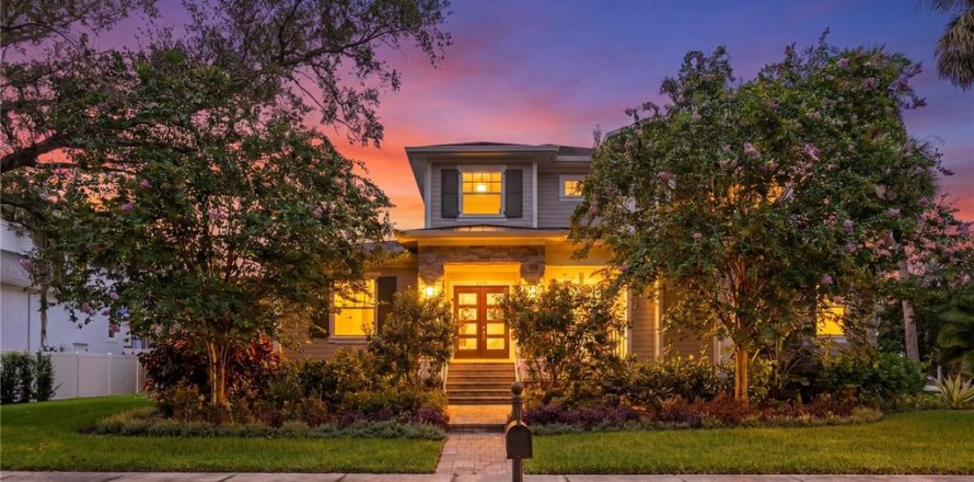 House in Tampa, Florida 5 bedrooms, 481.7 sq.m. № 2223433