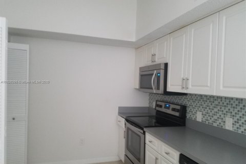 Снять в аренду кондоминиум в Пемброк-Пайнс, Флорида 2 спальни, 92.9м2, № 1952344 - фото 9