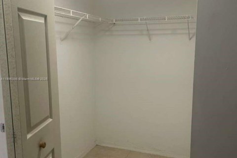 Снять в аренду кондоминиум в Пемброк-Пайнс, Флорида 2 спальни, 92.9м2, № 1952344 - фото 19