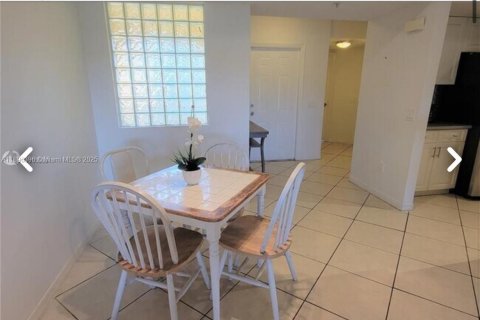 Снять в аренду кондоминиум в Пемброк-Пайнс, Флорида 2 спальни, 92.9м2, № 1952344 - фото 7