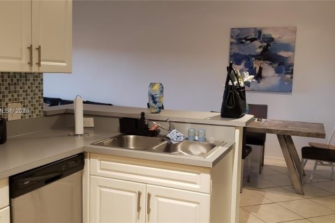 Снять в аренду кондоминиум в Пемброк-Пайнс, Флорида 2 спальни, 92.9м2, № 1952344 - фото 10