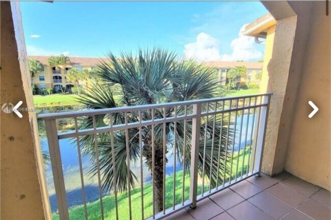 Снять в аренду кондоминиум в Пемброк-Пайнс, Флорида 2 спальни, 92.9м2, № 1952344 - фото 21