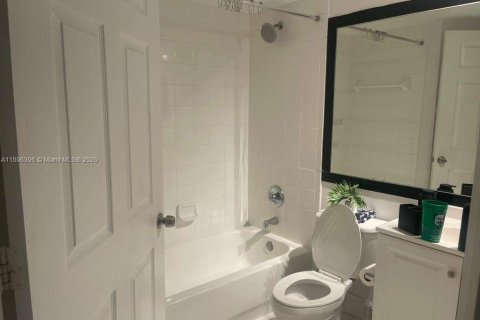 Снять в аренду кондоминиум в Пемброк-Пайнс, Флорида 2 спальни, 92.9м2, № 1952344 - фото 14