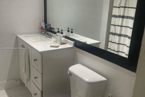 Снять в аренду кондоминиум в Пемброк-Пайнс, Флорида 2 спальни, 92.9м2, № 1952344 - фото 17