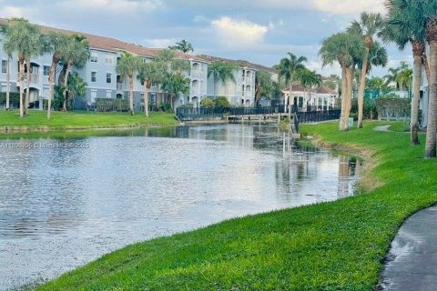 Снять в аренду кондоминиум в Пемброк-Пайнс, Флорида 2 спальни, 92.9м2, № 1952344 - фото 23