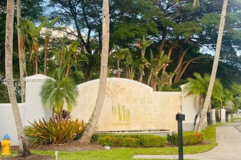 Снять в аренду кондоминиум в Пемброк-Пайнс, Флорида 2 спальни, 92.9м2, № 1952344 - фото 1