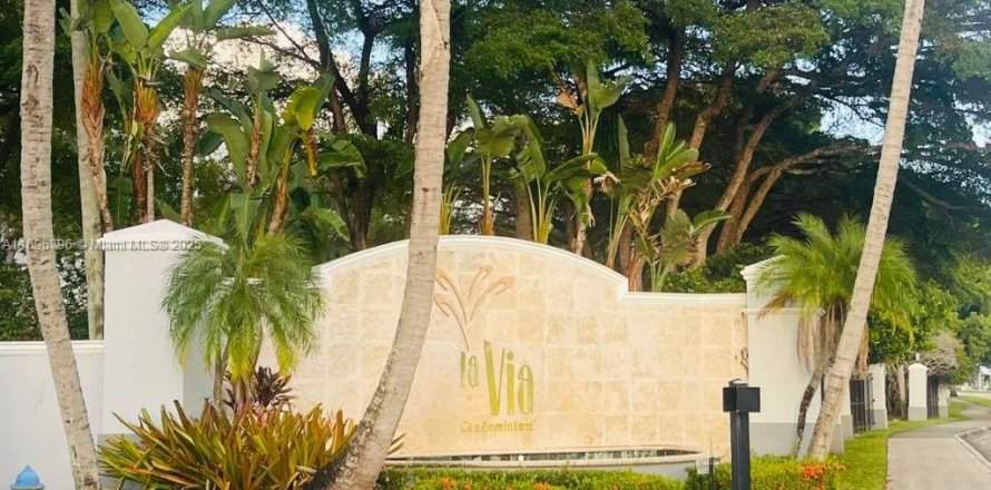 Кондоминиум с 2 спальнями в Пемброк-Пайнс, Флорида № 1952344