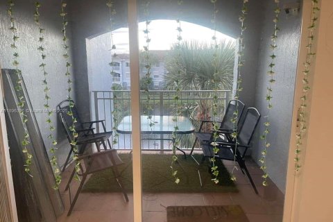 Снять в аренду кондоминиум в Пемброк-Пайнс, Флорида 2 спальни, 92.9м2, № 1952344 - фото 15