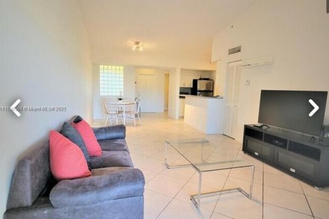 Снять в аренду кондоминиум в Пемброк-Пайнс, Флорида 2 спальни, 92.9м2, № 1952344 - фото 11