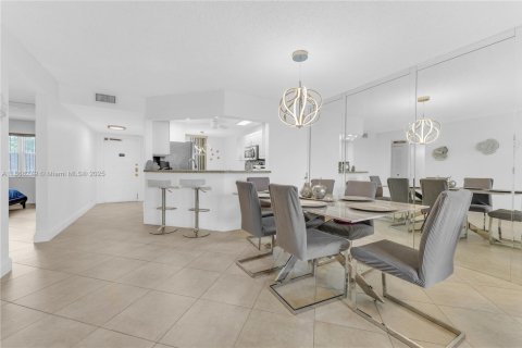 Condo in Sunrise, Florida, 2 bedrooms  № 1923201 - photo 17