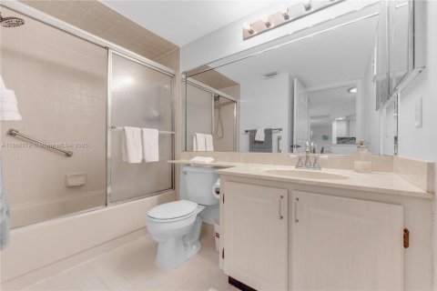Condo in Sunrise, Florida, 2 bedrooms  № 1923201 - photo 13
