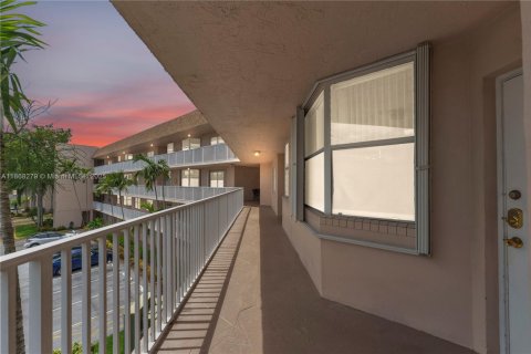 Condo in Sunrise, Florida, 2 bedrooms  № 1923201 - photo 2