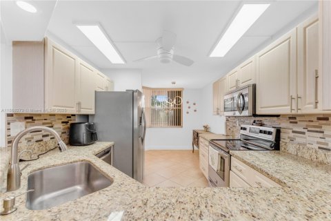 Condo in Sunrise, Florida, 2 bedrooms  № 1923201 - photo 10