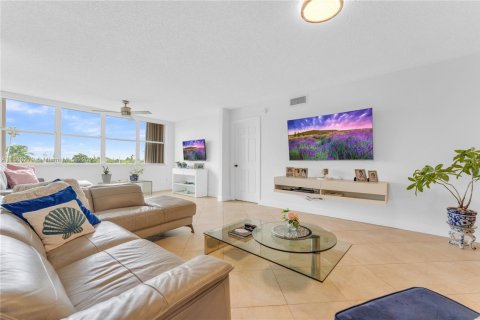 Condo in Sunrise, Florida, 2 bedrooms  № 1923201 - photo 22