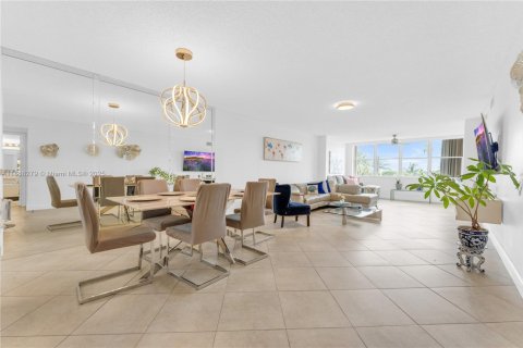 Condo in Sunrise, Florida, 2 bedrooms  № 1923201 - photo 20