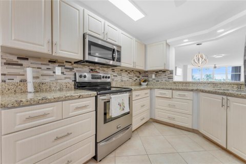 Condo in Sunrise, Florida, 2 bedrooms  № 1923201 - photo 7