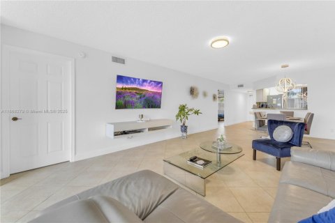 Condo in Sunrise, Florida, 2 bedrooms  № 1923201 - photo 16