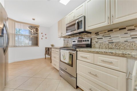 Condo in Sunrise, Florida, 2 bedrooms  № 1923201 - photo 9