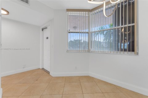 Condo in Sunrise, Florida, 2 bedrooms  № 1923201 - photo 4