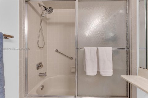 Condo in Sunrise, Florida, 2 bedrooms  № 1923201 - photo 14