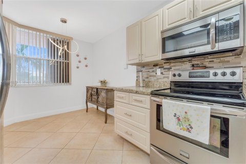 Condo in Sunrise, Florida, 2 bedrooms  № 1923201 - photo 5