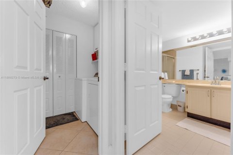 Condo in Sunrise, Florida, 2 bedrooms  № 1923201 - photo 12