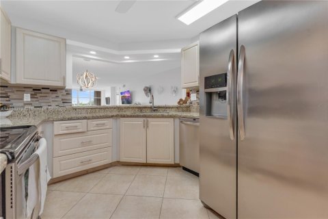 Condo in Sunrise, Florida, 2 bedrooms  № 1923201 - photo 8