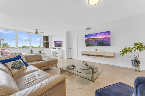 Condo in Sunrise, Florida, 2 bedrooms  № 1923201 - photo 19