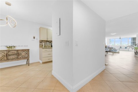 Condo in Sunrise, Florida, 2 bedrooms  № 1923201 - photo 3