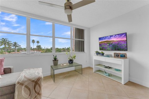 Condo in Sunrise, Florida, 2 bedrooms  № 1923201 - photo 21