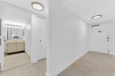 Condo in Sunrise, Florida, 2 bedrooms  № 1923201 - photo 11