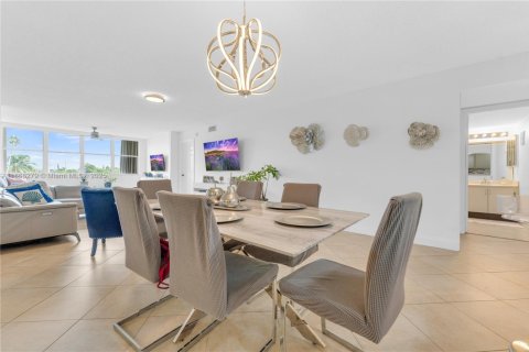 Condo in Sunrise, Florida, 2 bedrooms  № 1923201 - photo 18