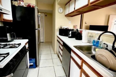 Condo in Miami, Florida, 2 bedrooms  № 1697484 - photo 6