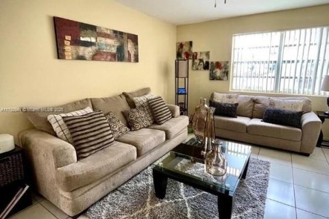 Condo in Miami, Florida, 2 bedrooms  № 1697484 - photo 9