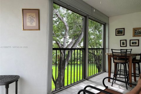 Снять в аренду кондоминиум в Уэстон, Флорида 2 спальни, 114.73м2, № 2065241 - фото 7