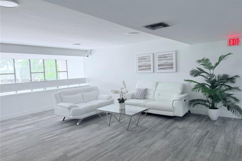 Снять в аренду кондоминиум в Уэстон, Флорида 2 спальни, 114.73м2, № 2065241 - фото 3