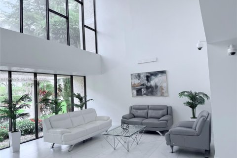 Снять в аренду кондоминиум в Уэстон, Флорида 2 спальни, 114.73м2, № 2065241 - фото 2