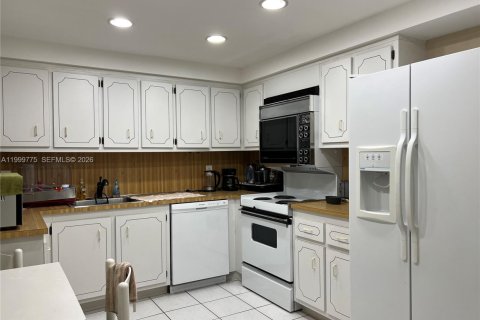 Снять в аренду кондоминиум в Уэстон, Флорида 2 спальни, 114.73м2, № 2065241 - фото 15