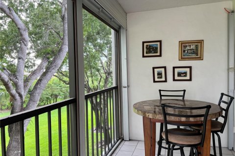 Снять в аренду кондоминиум в Уэстон, Флорида 2 спальни, 114.73м2, № 2065241 - фото 5