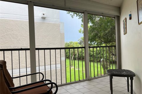 Снять в аренду кондоминиум в Уэстон, Флорида 2 спальни, 114.73м2, № 2065241 - фото 6